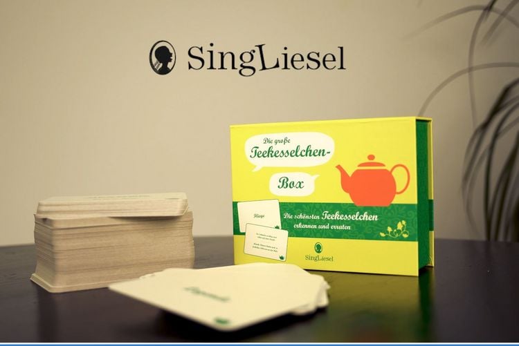 Produktbild: Die gro&szlig;e Teekesselchen-Quiz-Box f&uuml;r Senioren. Der Spiele-Klassiker. Das Spiel rund um beliebte Teekesselchen f&uuml;r Senioren. Auch mit Demenz. Spiele Box mit 100 Karten.