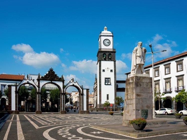 Produktbild: CALVENDO Puzzle Ponta Delgada - Igreja Matriz de Sao Sebastiao und Portas da Cidade | 1000 Teile Lege-Gr&ouml;&szlig;e 64x48cm Foto-Puzzle f&uuml;r gl&uuml;ckliche Stunden