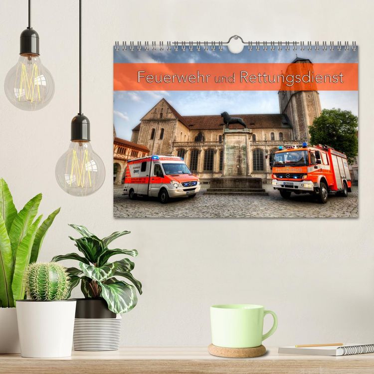 Produktbild: Feuerwehr und Rettungsdienst (Wandkalender 2026 DIN A4 quer), CALVENDO Monatskalender