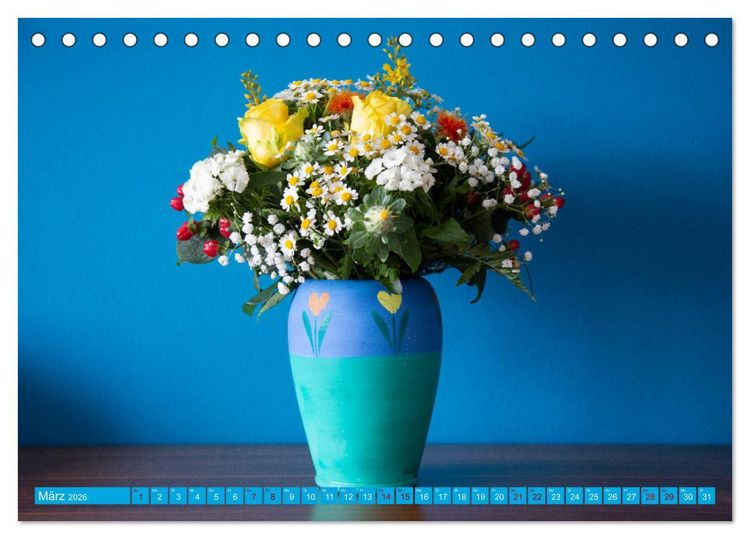 Produktbild: Still Life - Blumen vor der blauen Wand (Tischkalender 2026 DIN A5 quer), CALVENDO Monatskalender