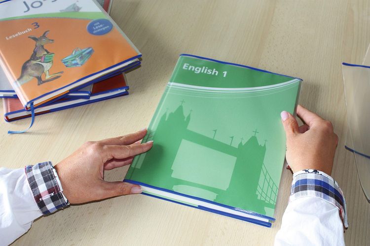 Produktbild: Herma HERM&Auml;X 7265 - Buchumschlag Classic, Gr&ouml;&szlig;e 265 x 540 mm, Kunststoff transparent, blauer Rand, 1 Buchschoner f&uuml;r Schulb&uuml;cher