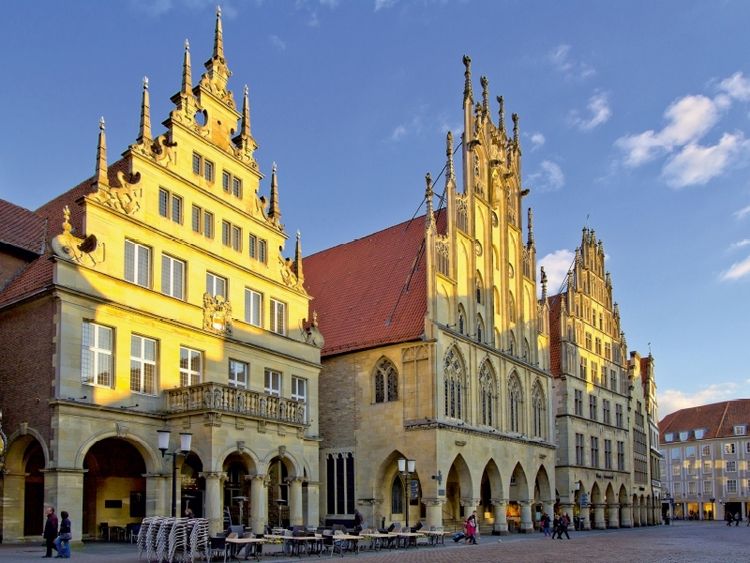 Produktbild: CALVENDO Puzzle Das Rathaus, ein gotischer Bau aus der Mitte des 14. Jahrhunderts | 1000 Teile Lege-Gr&ouml;&szlig;e 64x48cm Foto-Puzzle f&uuml;r gl&uuml;ckliche Stunden
