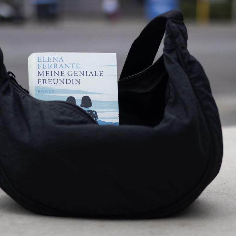 Produktbild: Meine geniale Freundin - Kindheit und fr&uuml;he Jugend. Geschenkausgabe (Neapolitanische Saga 1)