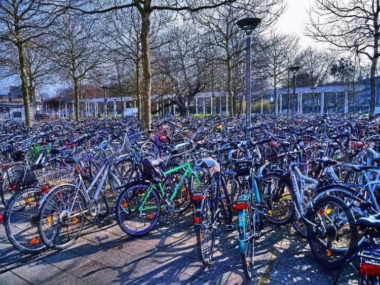 Produktbild: CALVENDO Puzzle Fahrr&auml;der auf dem Bahnhofsvorplatz | 1000 Teile Lege-Gr&ouml;&szlig;e 64x48cm Foto-Puzzle f&uuml;r gl&uuml;ckliche Stunden