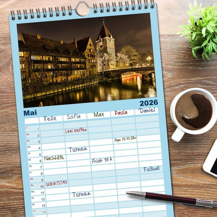 Produktbild: Familienplaner 2026 - N&uuml;rnberg - Die Altstadt bei Nacht mit 5 Spalten (Wandkalender, 21 x 45 cm) CALVENDO