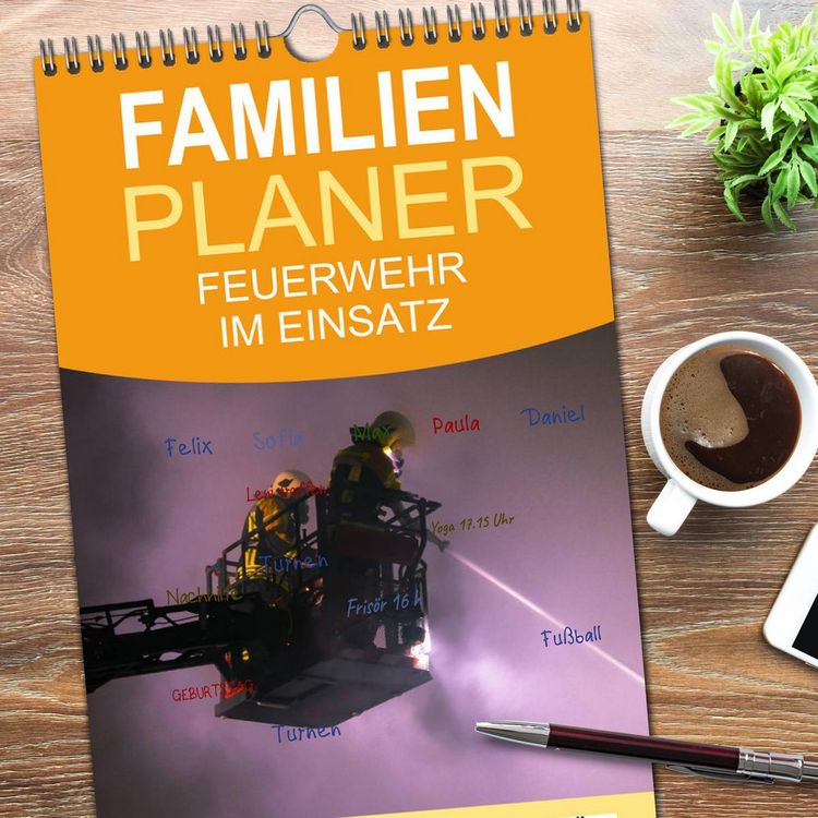 Produktbild: Familienplaner 2026 - FEUERWEHR IM EINSATZ mit 5 Spalten (Wandkalender, 21 x 45 cm) CALVENDO