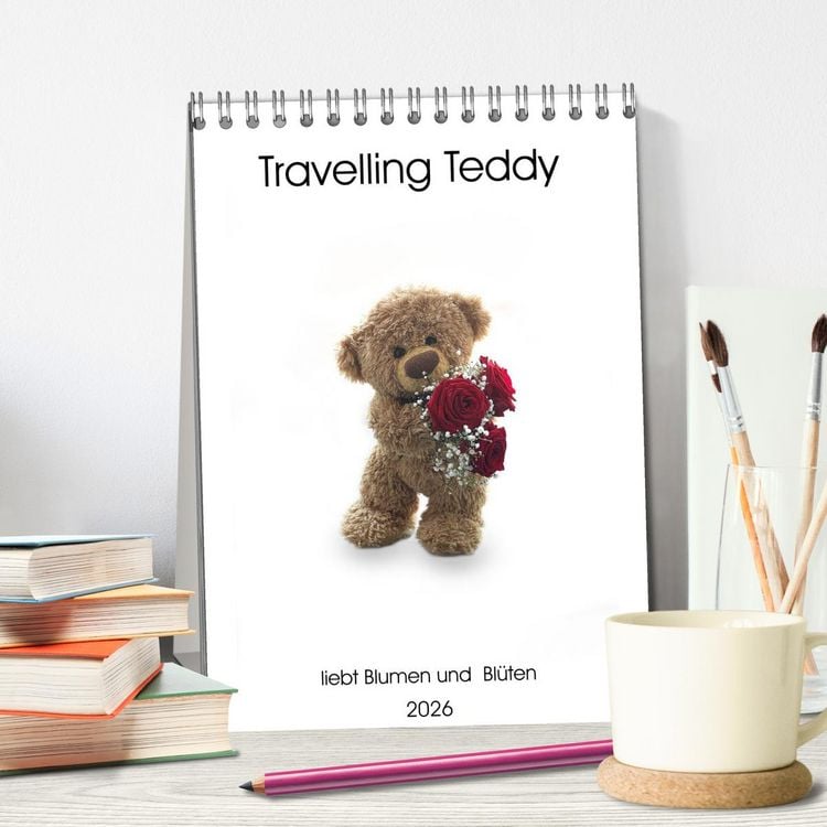 Produktbild: Travelling Teddy liebt Blumen und Bl&uuml;ten (Tischkalender 2026 DIN A5 hoch), CALVENDO Monatskalender