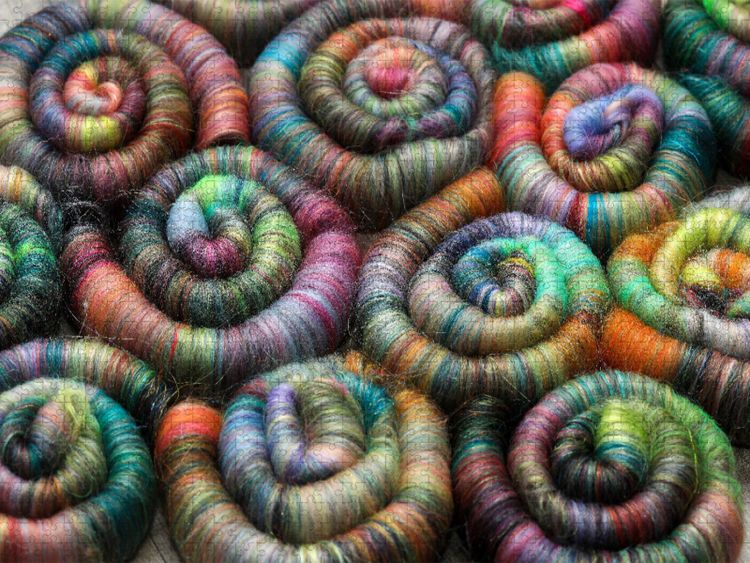 Produktbild: CALVENDO Puzzle Spinnfutter - Kunterbunte handgedrehte Rolags aus Wolle und anderen sch&ouml;nen Fasern | 1000 Teile Lege-Gr&ouml;&szlig;e 64x48cm Foto-Puzzle f&uuml;r gl&uuml;ckliche Stunden