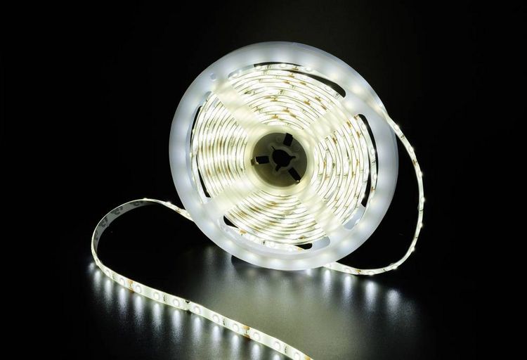 Produktbild: Sygonix SY-6613008 LED-Streifen-Komplettset mit Stecker/Buchse 12 V/DC 10 m Tageslichtwei&szlig; 1 St.
