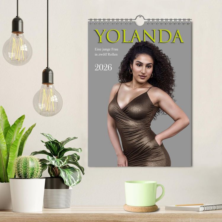 Produktbild: Yolanda, eine junge Frau in zw&ouml;lf Rollen (Wandkalender 2026 DIN A4 hoch), CALVENDO Monatskalender