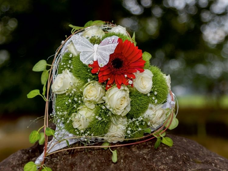 Produktbild: Herz aus Rosen mit roter Gerbera (Puzzle)