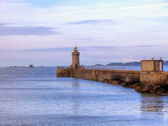 Produktbild: CALVENDO Puzzle Leuchtturm St Peter Port - Guernsey | 1000 Teile Lege-Gr&ouml;&szlig;e 64x48cm Foto-Puzzle f&uuml;r gl&uuml;ckliche Stunden