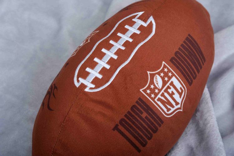 Produktbild: NFL 5441606093 - Football Kissen, ca. 36 cm / &Oslash;16,5cm, 100% Polyester