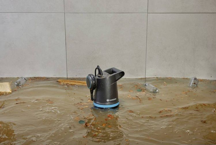 Produktbild: GARDENA 09017-47 2in1 Schmutzwasser-Tauchpumpe 20000 BASIC Schmutzwasser-Tauchpumpe 20000 l/h 9 m
