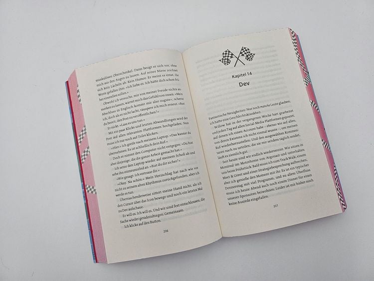 Produktbild: Cross the Line &ndash; Auf der Rennstrecke k&auml;mpft er um den Sieg, im Leben um ihr Herz