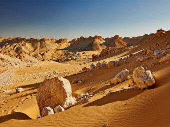 Produktbild: CALVENDO Puzzle Wuestenlandschaft an der alten Karawanenstrasse nahe der Oase Dachla, Libysche Wueste, Aegypten, Afrika | 1000 Teile Lege-Gr&ouml;&szlig;e 64x48cm Foto-Puzzle f&uuml;r gl&uuml;ckliche Stunden