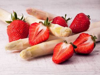 Produktbild: CALVENDO Puzzle Erdbeeren an Spargel | 1000 Teile Lege-Gr&ouml;&szlig;e 64x48cm Foto-Puzzle f&uuml;r gl&uuml;ckliche Stunden