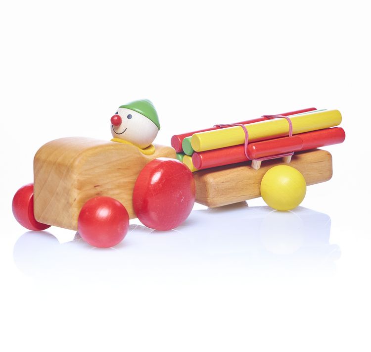 Produktbild: Pfingstweid - Langholztransporter Raphael aus Erle mit magnetverbundenem Anh&auml;nger und sechs bunten Holzstangen, R&auml;der aus Buche, Holz