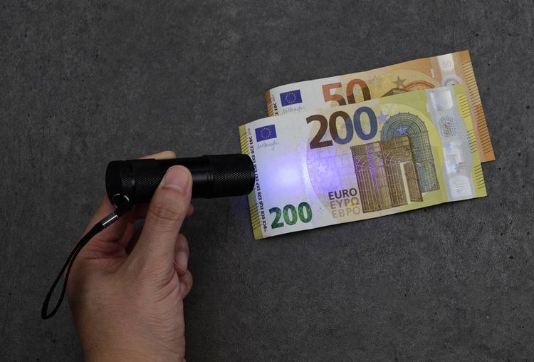 Produktbild: UV-LED Handlampe mit Handschlaufe batteriebetrieben 36g