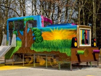 Produktbild: CALVENDO Puzzle Bunter Eisenbahnspielplatz | 1000 Teile Lege-Gr&ouml;&szlig;e 64x48cm Foto-Puzzle f&uuml;r gl&uuml;ckliche Stunden