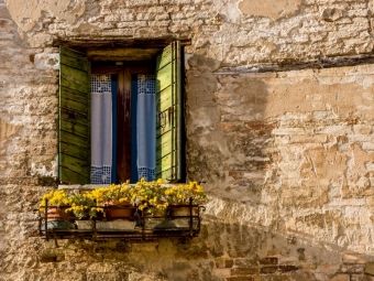 Produktbild: CALVENDO Puzzle Dai Colori Vivaci - Fenster Italiens: Venedig | 1000 Teile Lege-Gr&ouml;&szlig;e 64x48cm Foto-Puzzle f&uuml;r gl&uuml;ckliche Stunden