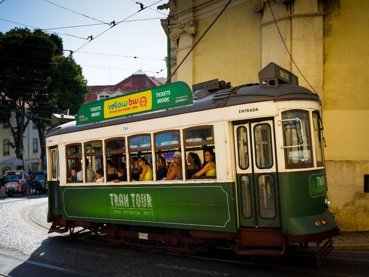 Produktbild: CALVENDO Puzzle Strassenbahn in der Altstadt | 1000 Teile Lege-Gr&ouml;&szlig;e 64x48cm Foto-Puzzle f&uuml;r gl&uuml;ckliche Stunden