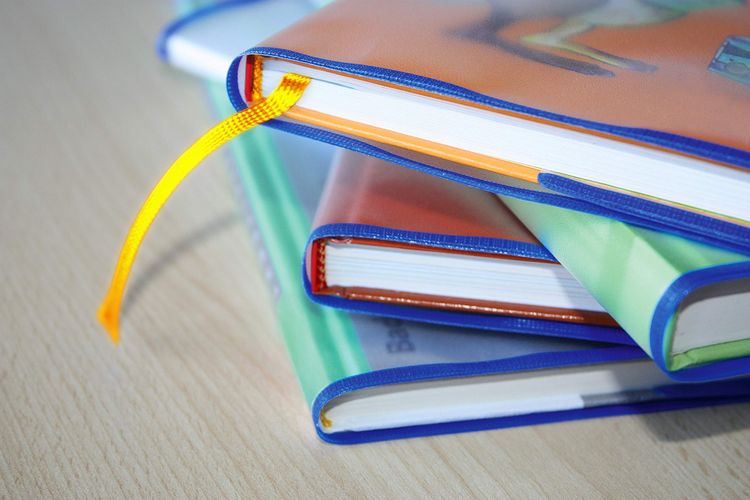 Produktbild: Herma HERM&Auml;X 7265 - Buchumschlag Classic, Gr&ouml;&szlig;e 265 x 540 mm, Kunststoff transparent, blauer Rand, 1 Buchschoner f&uuml;r Schulb&uuml;cher