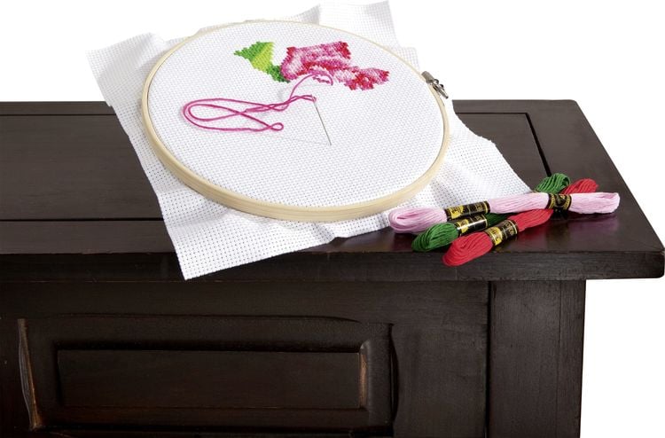 Produktbild: Folia Stickgarn BASIC, 52 Docken je 8m in 26 Farben