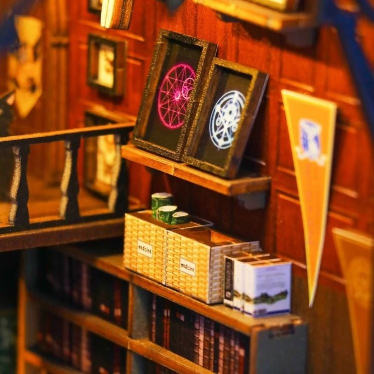 Produktbild: FiguredArt M2311 - DIY Book Nook, Miras Magisches Haus, Puzzle, 61 Teile, Miniatur-Diorama