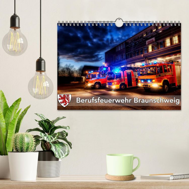 Produktbild: Berufsfeuerwehr Braunschweig (Wandkalender 2026 DIN A4 quer), CALVENDO Monatskalender