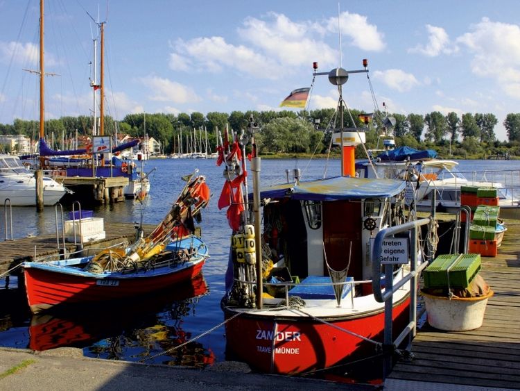 Produktbild: CALVENDO Puzzle Fischerhafen Travem&uuml;nde an der Hafeneinfahrt | 1000 Teile Lege-Gr&ouml;&szlig;e 64x48cm Foto-Puzzle f&uuml;r gl&uuml;ckliche Stunden