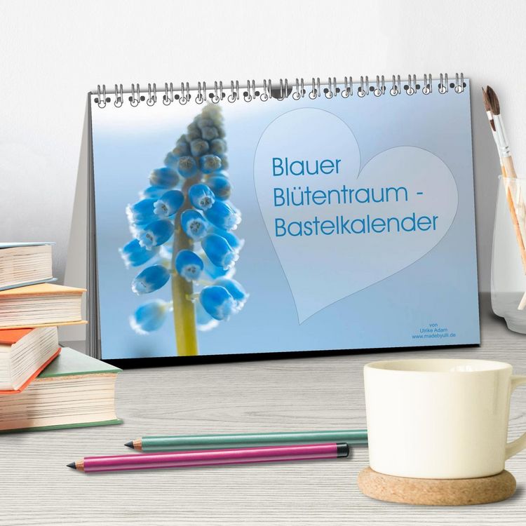 Produktbild: Blauer Bl&uuml;tentraum - Bastelkalender (Tischkalender 2026 DIN A5 quer), CALVENDO Monatskalender