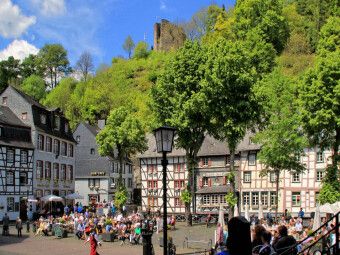 Produktbild: CALVENDO Puzzle Marktplatz in Monschau | 1000 Teile Lege-Gr&ouml;&szlig;e 64x48cm Foto-Puzzle f&uuml;r gl&uuml;ckliche Stunden