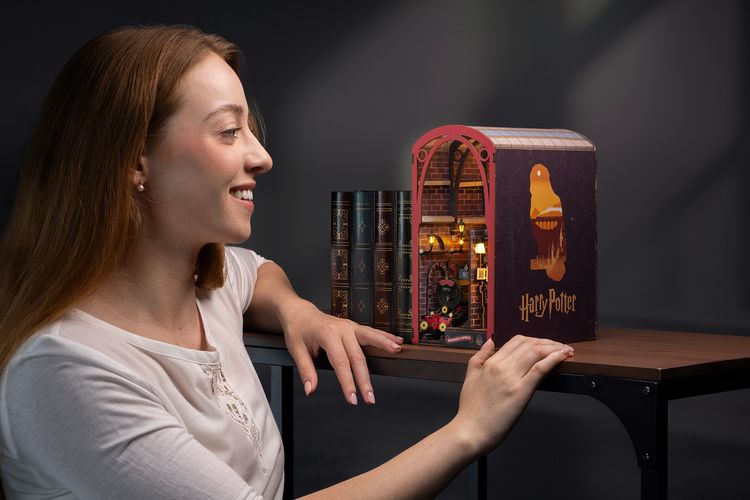 Produktbild: Book Nook DIY B&uuml;cherecke Revell Harry Potter "Hogwarts Express"
