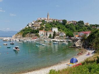 Produktbild: CALVENDO Puzzle Hafen und Altstadt von Vrbnik, Kroatien | 1000 Teile Lege-Gr&ouml;&szlig;e 64x48cm Foto-Puzzle f&uuml;r gl&uuml;ckliche Stunden