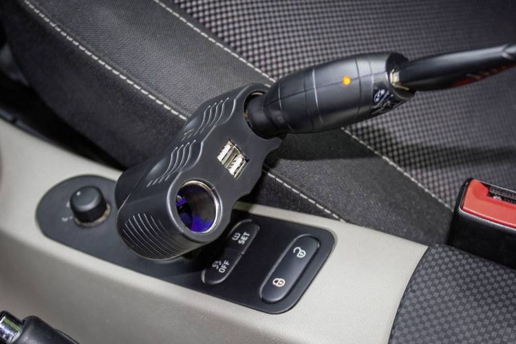 Produktbild: Basetech A13-123 2fach Zigarettenanz&uuml;nder-Verteiler Anzahl Zigarettenkupplungen 2 x Schnittstellen: USB 2 x Belastbarkeit Strom max. 10 A