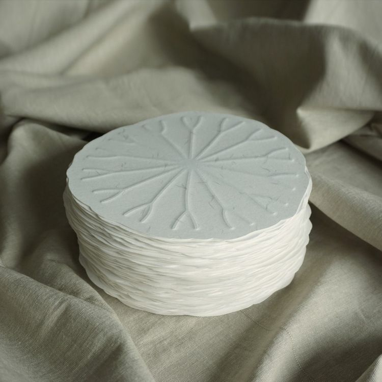 Produktbild: Flexible Hanji-Papierschale Lotusblatt (S) Wei&szlig; &ndash; Ablage / Servierschale aus koreanischem Hanji-Papier