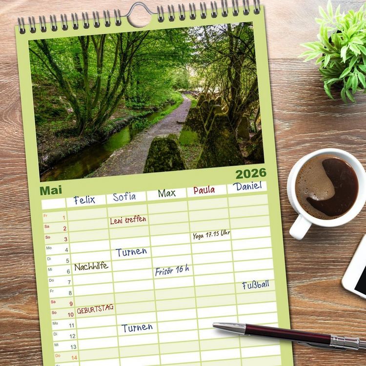 Produktbild: Familienplaner 2026 - Wege des einfachen Gl&uuml;cks - Spazierg&auml;nge im Wald mit 5 Spalten (Wandkalender, 21 x 45 cm) CALVENDO