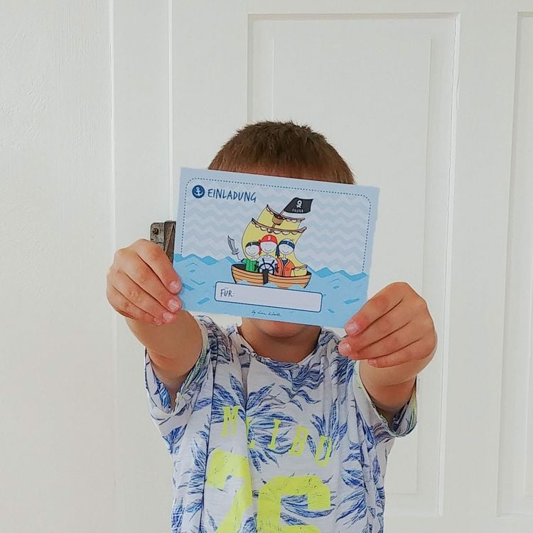 Produktbild: 12 Einladungskarten Geburtstag Junge (Piraten). Handgemachte Geburtstag Einladungskarten zum Kindergeburtstag incl. 12 liebevollen Hand designten Briefumschl&auml;gen. Verpackt in einer wundervollen hochwertigen Karton Box. By Lisa Wirth