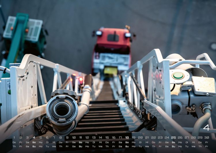 Produktbild: FIREFIGHTER - Retter in der Not - Feuerwehr - 2027 - Kalender DIN A2