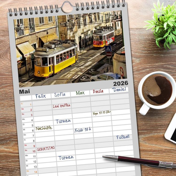 Produktbild: Familienplaner 2026 - Durch die Welt mit der Stra&szlig;enbahn mit 5 Spalten (Wandkalender, 21 x 45 cm) CALVENDO