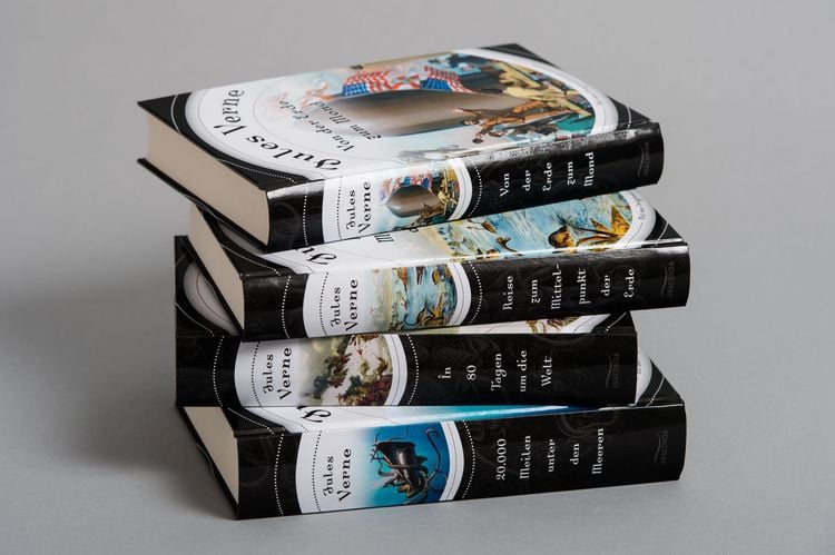 Produktbild: Jules Verne, Romane (20.000 Meilen unter den Meeren - In 80 Tagen um die Welt - Reise zum Mittelpunkt der Erde - Von der Erde zum Mond) (4 B&auml;nde im Schuber)