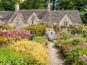 Produktbild: CALVENDO Puzzle Altes Landhaus mit &uuml;ppigen Garten in Bibury | 1000 Teile Lege-Gr&ouml;&szlig;e 64x48cm Foto-Puzzle f&uuml;r gl&uuml;ckliche Stunden