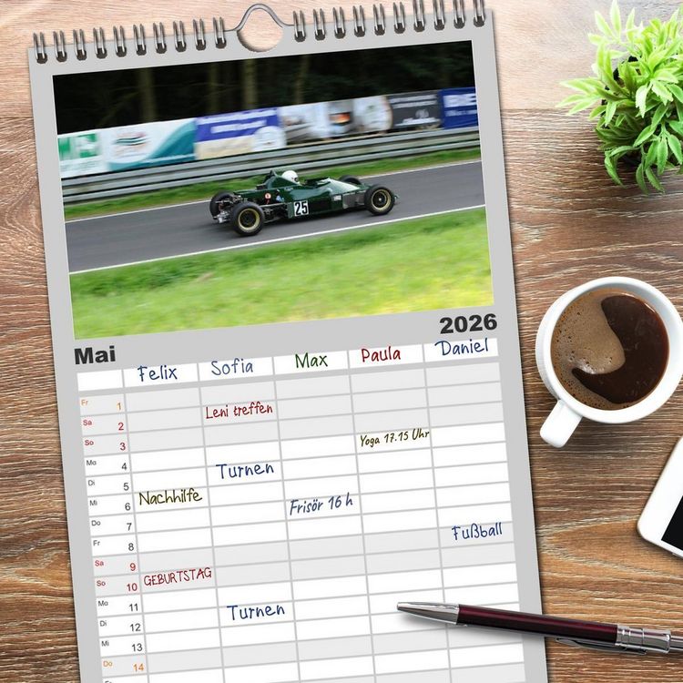 Produktbild: Familienplaner 2026 - Formelrennwagen am Berg mit 5 Spalten (Wandkalender, 21 x 45 cm) CALVENDO
