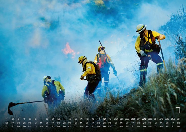 Produktbild: FIREFIGHTER - Retter in der Not - Feuerwehr - 2027 - Kalender DIN A2