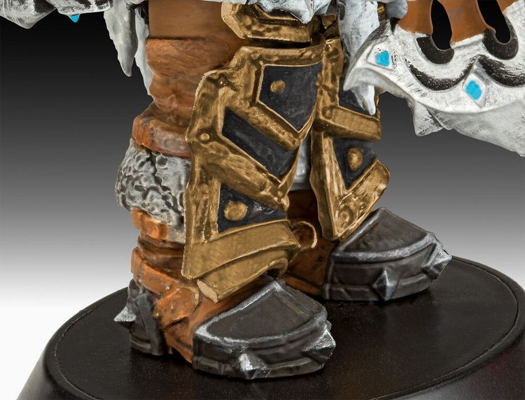 Produktbild: Geschenkset World of Warcraft Thrall, Revell Modellbausatz mit Basiszubeh&ouml;r