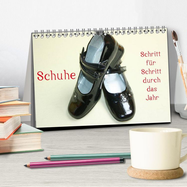 Produktbild: Schuhe - Schritt f&uuml;r Schritt durch das Jahr (Tischkalender 2026 DIN A5 quer), CALVENDO Monatskalender
