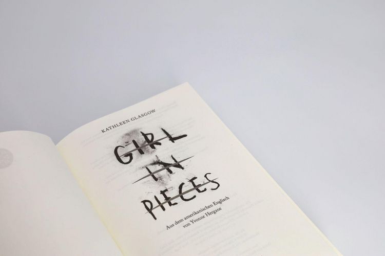 Produktbild: Girl in Pieces