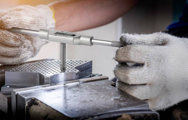 Produktbild: TOOLCRAFT TO-7015521 Gewindeschneidsatz 32teilig Stahl M3 x 0.50, M4 x 0.70, M5 x 0.80, M6 x 1, M8 x 1.25, M10 x 1.50, M12 x 1.75