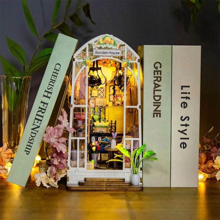 Produktbild: FiguredArt M2313 - DIY Book Nook, Garden House, Gew&auml;chshaus mit Blumen, Puzzle, 55 Teile, Miniatur-Diorama
